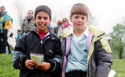 Arteta (izquierda) y Xabi Alonso (derecha), de jugadores infantiles en el Antiguoko, en San Sebastián.