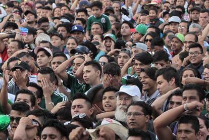 Aficionados mexicanos lamentan la derrota de su equipo ante Brasil en la Plaza de la Constitución, en Ciudad de México (México).