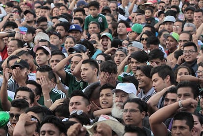 Aficionados mexicanos lamentan la derrota de su equipo ante Brasil en la Plaza de la Constitución, en Ciudad de México (México).