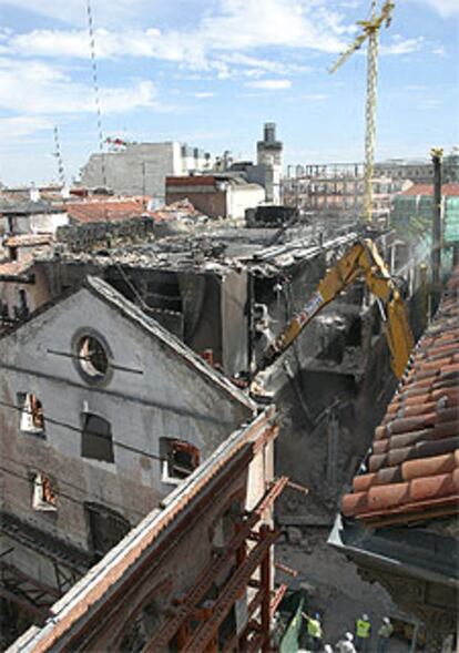 Grúas municipales inician la demolición de la subestación eléctrica que se incendió el pasado jueves.

 / CLAUDIO ÁLVAREZ