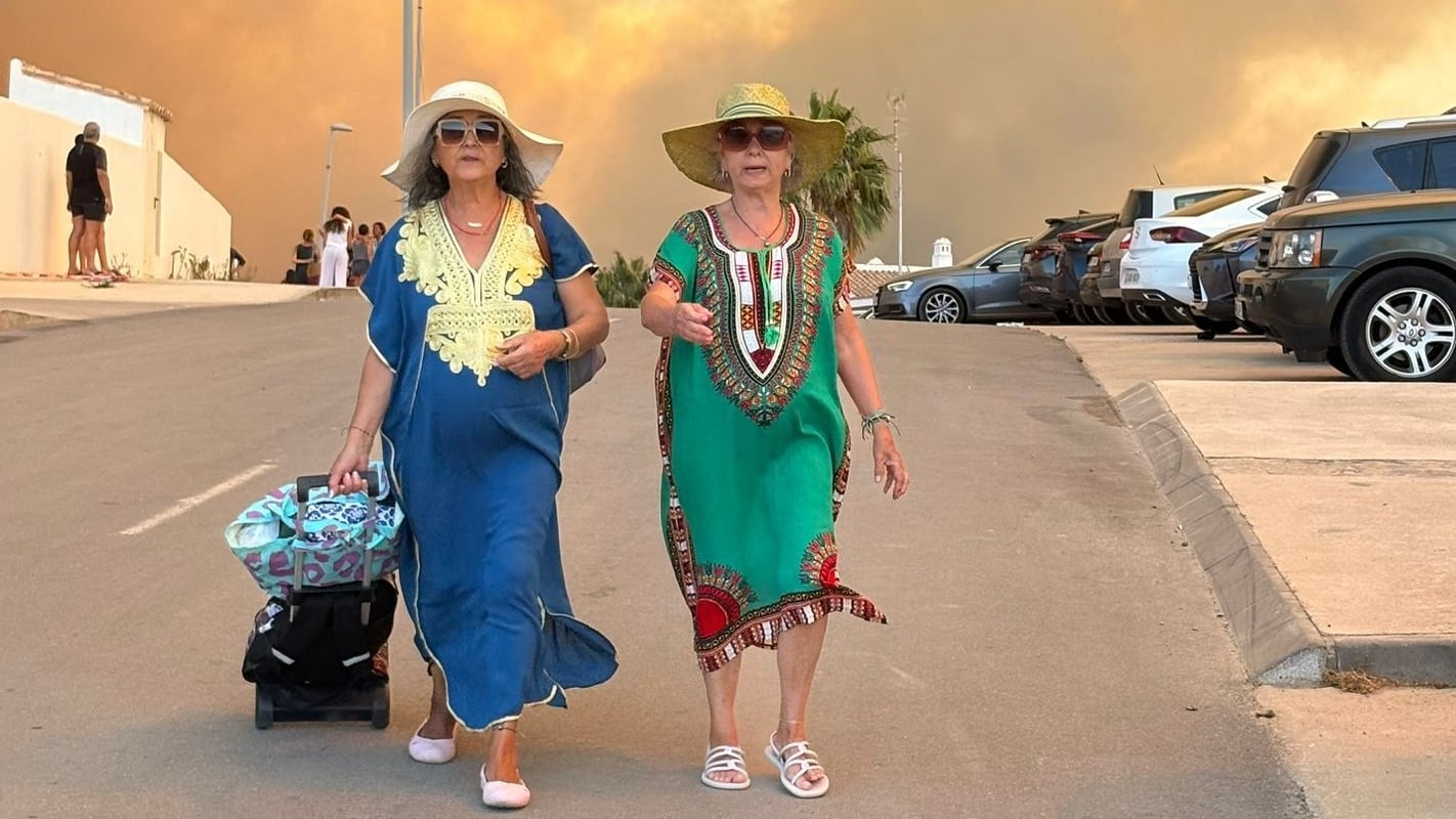 Un incendio en Tarifa obliga a desalojar a más de 2.000 personas de casas, hoteles y una playa