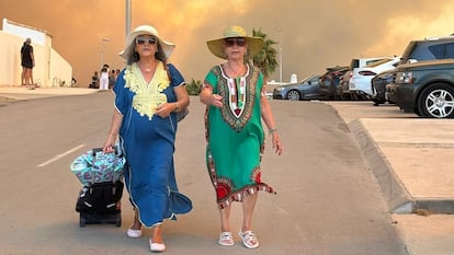 Dos mujeres salen de una de las zonas desalojadas en Tarifa.