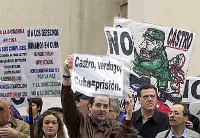 Concentración de protesta frente a la Embajada de Cuba en Madrid.