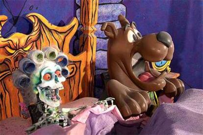 El gran danés Scooby Doo, en la cama con un espectro con rulos en la mansión Ghastley.