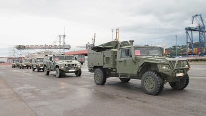Vehículos del Batallón San Quintín del Ejército de Tierra embarcando el pasado 15 de abril en el pùerto de Gijón rumbo a Gdanks para participar en el ejercicio  'Steadfast Defender'.de la OTAN.
