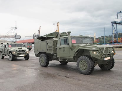 Vehículos del Batallón San Quintín del Ejército de Tierra embarcando el pasado 15 de abril en el pùerto de Gijón rumbo a Gdanks para participar en el ejercicio  'Steadfast Defender'.de la OTAN.