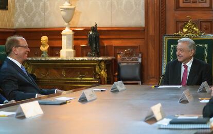 Larry Fink y Andrés Manuel López Obrador en el Palacio Nacional, en Ciudad de México, el 22 de febrero.