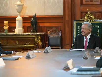 Larry Fink y Andrés Manuel López Obrador en el Palacio Nacional, en Ciudad de México, el 22 de febrero.