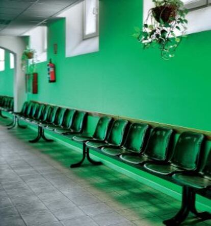 Detalle de la sede de Proyecto Hombre en Madrid. En la hilera de sillas suelen esperar muchos padres