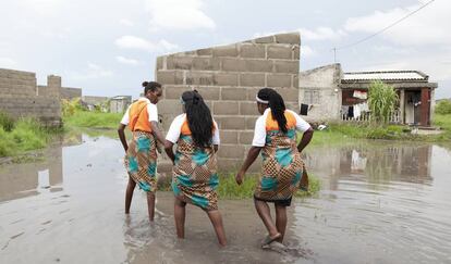 Tres mujeres de la asociación Kuplumussana (de izquierda a derecha: Isabel Aleixo Domingo, Maria Jaimo Wachene, Isabel Mendez) durante una expedición al barrio Macurungo de Beira, en Mozambique.