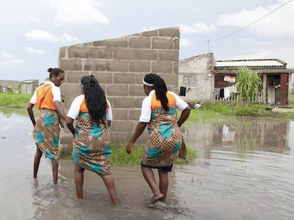 Tres mujeres de la asociación Kuplumussana (de izquierda a derecha: Isabel Aleixo Domingo, Maria Jaimo Wachene, Isabel Mendez) durante una expedición al barrio Macurungo de Beira, en Mozambique.