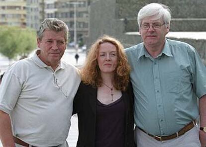 La actriz Michéle Forbes, entre Stanley McCombe, a la izquierda, y Michael Gallagher, ayer en San Sebastián.