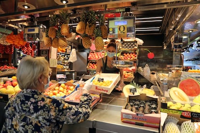 Puesto de frutas en el mercado de La Boquería de Barcelona.