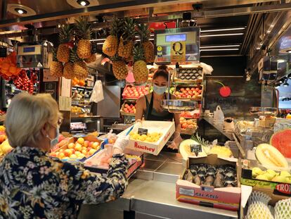 Puesto de frutas en el mercado de La Boquería de Barcelona.