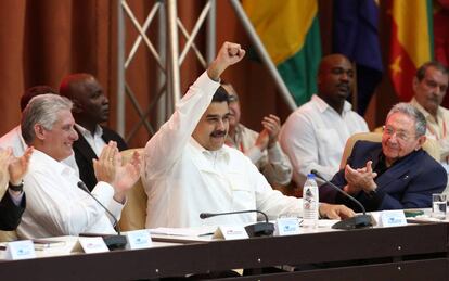 Nicolas Maduro junto al presidente de Cuba, Ra&uacute;l Castro, durante la celebraci&oacute;n de 13 aniversario del ALBA.