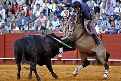 El rejoneador Diego Ventura, con su segundo toro, al que cortó dos orejas.