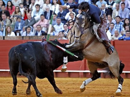 El rejoneador Diego Ventura, con su segundo toro, al que cortó dos orejas.