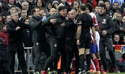 Mono Burgos se encara con el árbitro del partido, Delgado Ferreiro