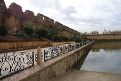 Muralla de las cuadras del Mulay Ismail y parte de la alberca, en Mequinez.