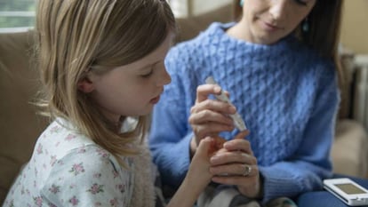 Una niña con diabetes.