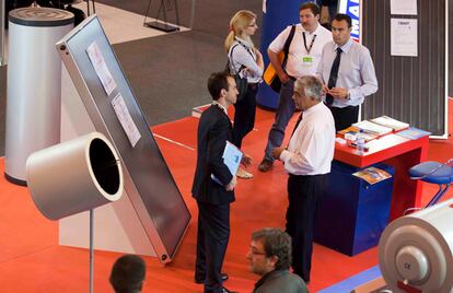 Stand de la feria Genera con visitantes