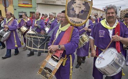 Tamborileros de Tobarra tocando durante la tamborrada. 