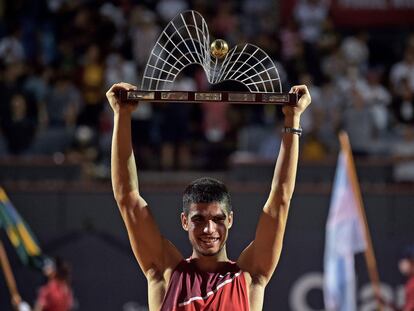 Alcaraz levanta el título de campeón el domingo en la pista de Río de Janeiro.