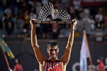 Alcaraz levanta el título de campeón el domingo en la pista de Río de Janeiro.