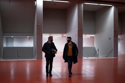 Carlos Martinez y Álvaro Benito en los pasillos del Wanda Metropolitano antes de narrar y comentar un partido del Atlético de Madrid.