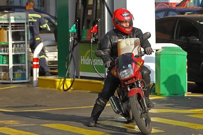 Un motorista lleva una garrafa de gasolina en a Ciudad de México.