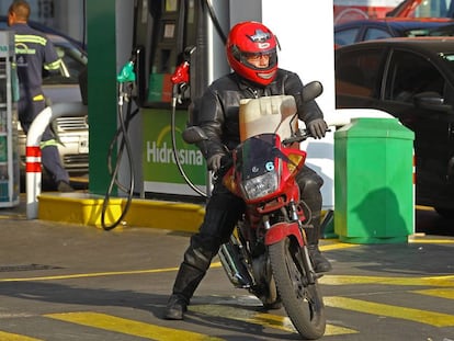 Un motorista lleva una garrafa de gasolina en a Ciudad de México.