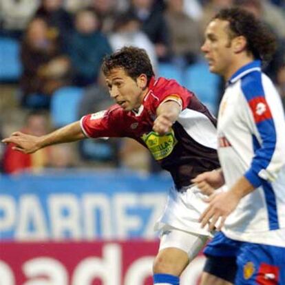 Tamudo celebra su gol en presencia de Gabriel Milito.