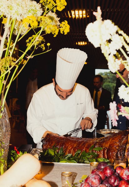 El chef Mario Sandoval sirviendo el barón de ternera asada elaborado para el homenaje al chef Salvador Gallego.