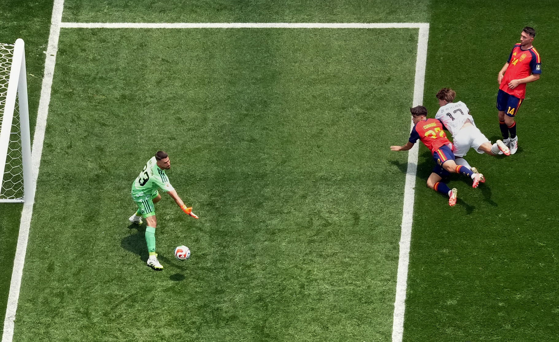 España - Bélgica en directo | El encuentro se marcha con empate al descanso tras el gol de Fabián y la igualada de De Ketelaere
