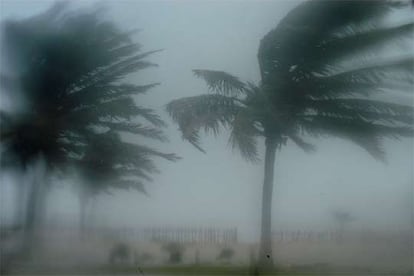 Aspecto de la Costa de El Cuyo, en el oriente del estado mexicano de Yucatán, al paso lento y devastador del huracán, tras perder fuerza pero no capacidad de destrucción. El sudeste de México continúa en horas críticas mientras Wilma, en estos momentos de categoría dos en la escala Saffir-Simpson, presenta vientos de 185 kilómetros por hora y rachas de 220.