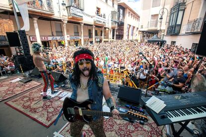 El grupo Kitai es fotografiado en la plaza del Trigo de Aranda de Duero, el 10 de agosto.