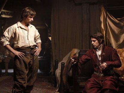 Viggo Mortensen (de pie) y Eduardo Noriega, en un fotograma de <i>Alatriste</i>, de Agustín Díaz Yanes.