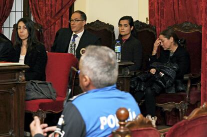 La policía local Raquel Gago (i), Montserrat González (d), y su hija Triana Martínez (2d), escuchan la declaración de un agente local, compañero de Gago, el 11 de febrero de 2016.