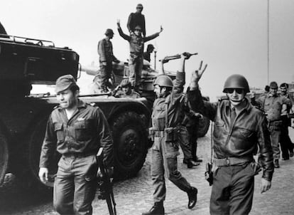 El capitán Salgueiro Maia, a la izquierda de la foto, y sus tropas en Lisboa tras la victoria de la sublevación contra la dictadura el 25 de abril de 1975.