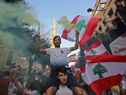 Manifestantes libaneses durante um protesto para exigir melhores condições de vida, nesta segunda-feira, em Beirute.