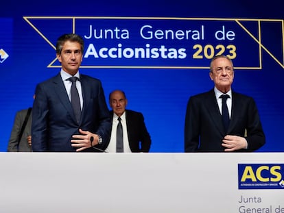 El consejero delegado de ACS, Juan Santamaría (izquierda), junto al presidente de la compañía, Florentino Pérez, este viernes, en la junta de accionistas celebrada en Madrid.