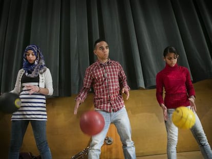 Tres j&oacute;venes ensayando en el escenario del Auditori de Barcelona