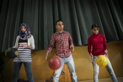Tres jóvenes ensayando en el escenario del Auditori de Barcelona
