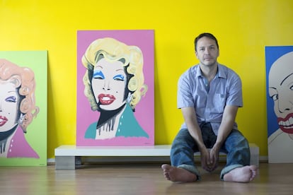 Alig hoy junto a uno de sus cuadros (protagonizado por Amanda Lepore).