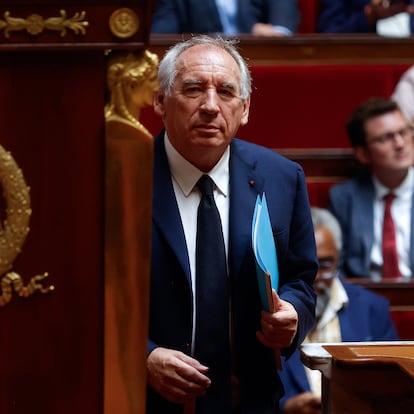 PARIS (France), 08/09/2025.- French Prime Minister Francois Bayrou walks to the rostrum as his government faces a vote of confidence at the French National Assembly in Paris, France, 08 September 2025. The confidence vote comes after the French prime minister activated Article 49.1 of the Constitution. (Francia) EFE/EPA/YOAN VALAT
