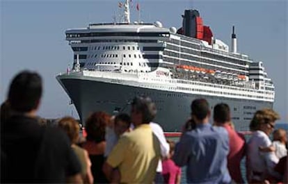 Vecinos de Málaga observaban ayer el <i>Queen Mary II</i> atracado en el puerto.