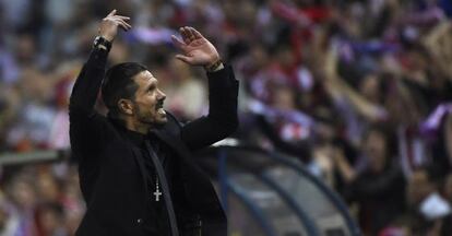 Simeone pide el apoyo de la grada.