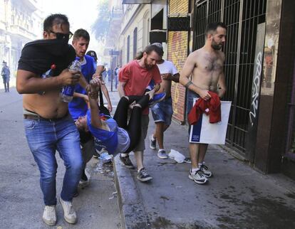 Una persona herida en el enfrentamiento con los agentes fue socorrida por un grupo de manifestantes.