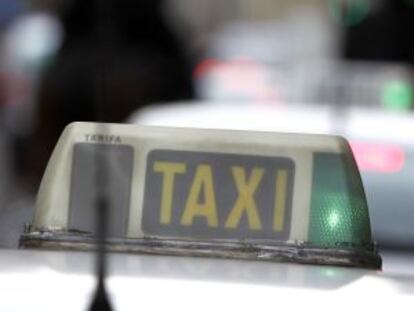 Un taxi con la luz verde de libre, en una calle de Madrid.
