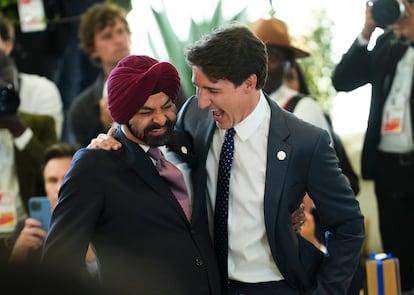 El presidente del Banco Mundial, Ajay Banga (a la izquierda), y el primer ministro de Canadá, Justin Trudeau, durante la segunda jornada del G-7, en Savelletri, este viernes.